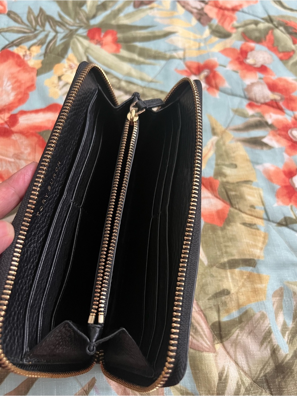 Tory Burch Black Pebbled Leather Shoulder Bag with Gold Logo and Wristlet - Picture 3 of 4